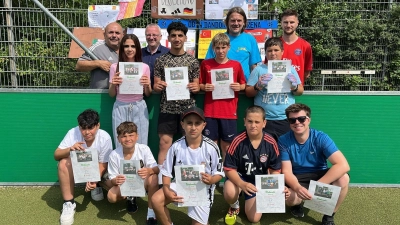 In der „Alt-OB W. Dandorfer Arena” an der Dreifaltigkeits-Mittelschule wurde die Europameisterschaft nachgespielt. Die Spielführer der Klassen/Länder stehend von links 1. Österreich, 2. Frankreich, 3.,Portugal, 4.,Niederlande, kniend von rechts 5. Rumänien, 6.,Türkei, 7. Spanien, 8. Deutschland, 9. England. Dazu hinten stehend von links Thomas Gebele (Orga), Udo Leitz (Rektor), Armin Küst (Konrektor) und Philipp Keilholz (Schiri und Stadionsprecher)<br><br> (Bild: Thomas Gebele)