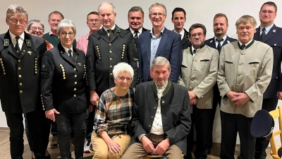 Seinen 80. Geburtstag feiert Alois Singer (sitzend mit Ehefrau Ingrid) aus Altfalter mit zahlreichen Gästen. Neben Vereinen gratuliert namens der Gemeinde Schwarzach auch Bürgermeister Franz Grabinger (stehend, Sechster von rechts). (Bild: Diana Kraus/exb)