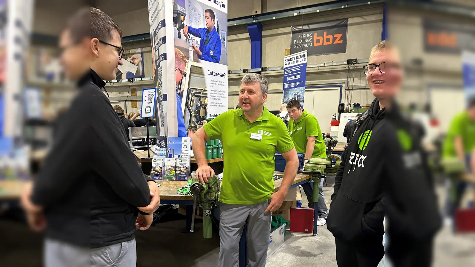 Ausbildungsmeister Georg Grabinger (Mitte) gab am Informationsstand des ZMS beim Berufs-Erlebnis-Tag wertvolle Informationen über die Ausbildungsmöglichkeiten in technischen Berufen. (Bild: Franz Grabinger)