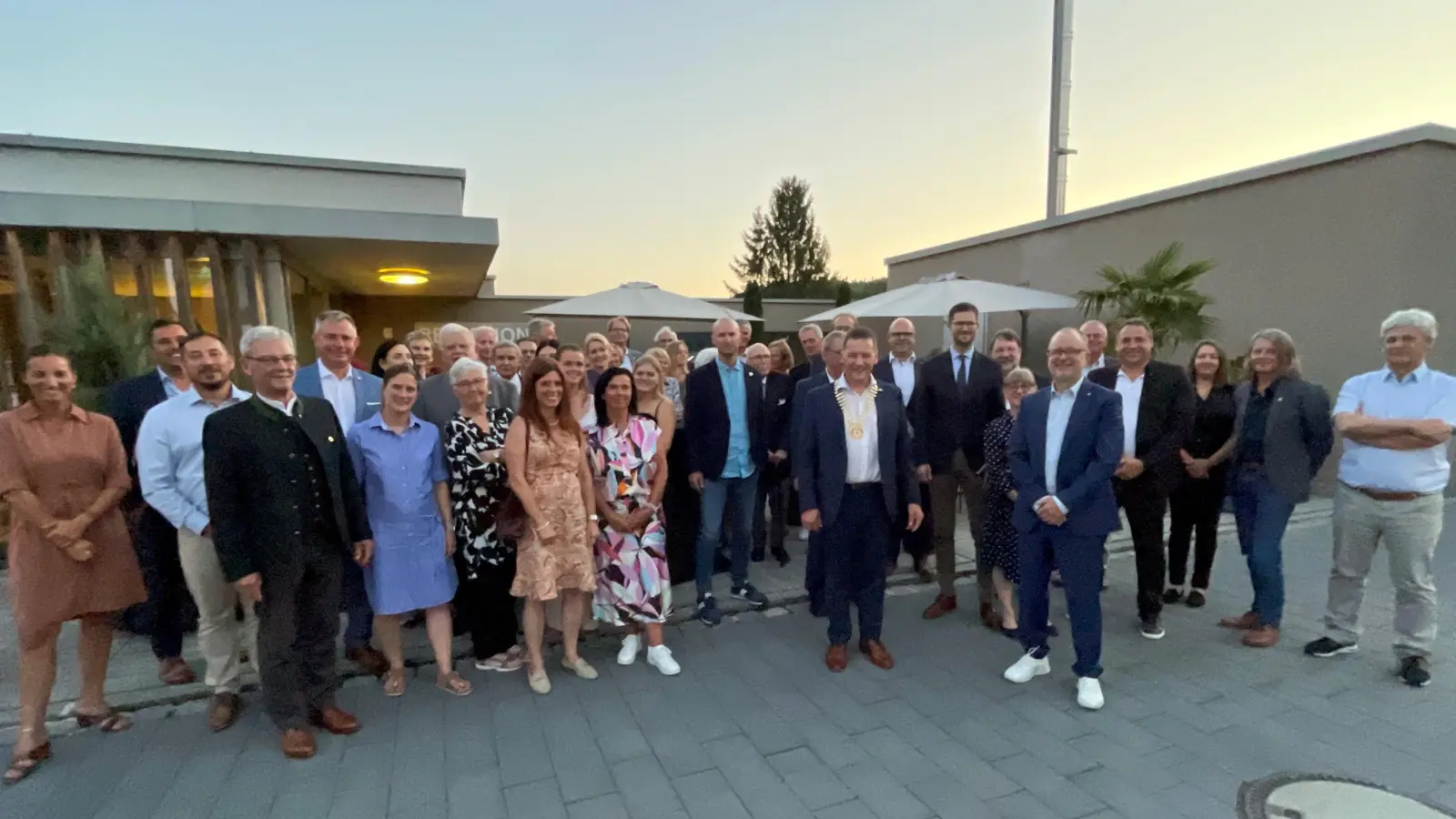 Zur Präsidentschaftsübergabe haben sich die Mitglieder des Auerbacher Rotary-Clubs in Illschwang getroffen.  (Bild: Erich Übler/exb)