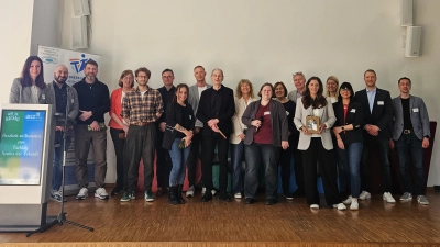 Die Verantwortlichen um Christina Ponader (Achte von rechts) zusammen mit den Sessionleiterinnen und -leitern. (Bild: Elena Popova)