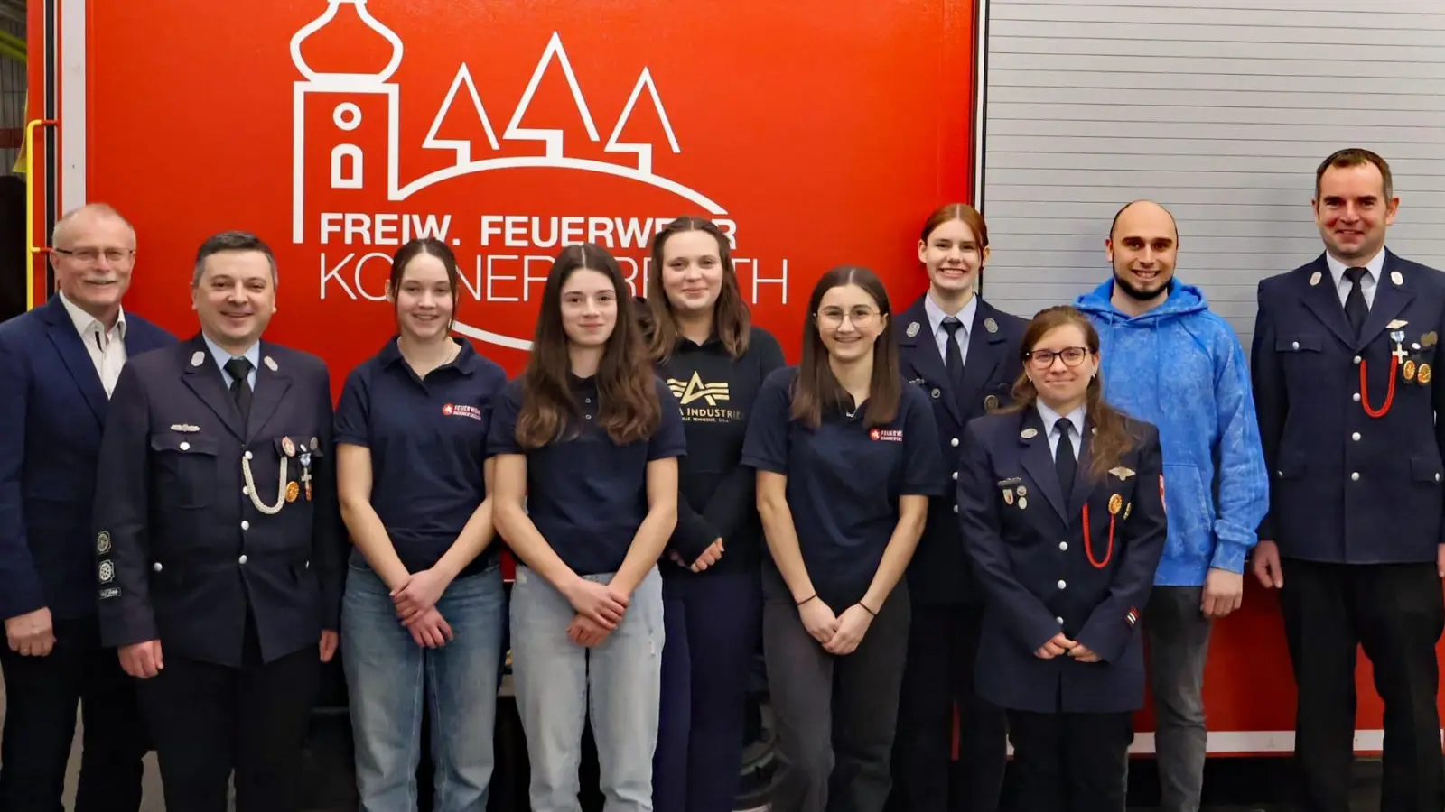 Neuwahlen standen bei der Jugendfeuerwehr Konnersreuth an. Im Bild (von links) Bürgermeister Max Bindl, Kommandant Stefan Kreuzer, Ida Rosner, Paula Richtmann, Lilli Hofmann, Jule Hofmann, Anna Sölch, Jugendwartin Carina Hart, Jugendbeauftragter Manuel Ernst und Vorsitzender Sven Jäger.  (Bild: Feuerwehr Konnersreuth/exb)