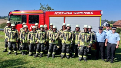  Fünfzehn aktive Kameradinnen und Kameraden legten das Leistungsabzeichen erfolgreich ab. Das Prüferteam unter Leitung von KBM Günther Ponnath zollte große Anerkennung. (Bild: Manfred Bösl)