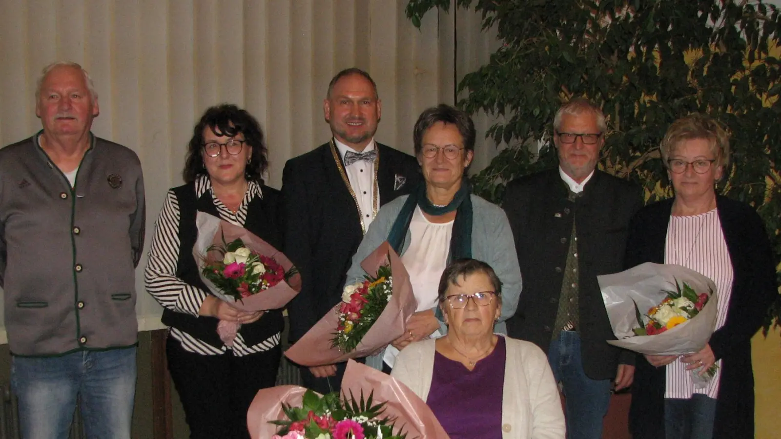 Gemeinsam mit seinem Vertreter Johann Gurdan (2. von rechts) überreichte Bürgermeister Richard Kammerer (3. von links) die Ehrenamtsurkunden an fünf verdiente Mitglieder der Marktgemeinde und würdigte die Geehrten als Vorbilder für die Jugend und der Manteler Mitbürger. (Bild: Johann Kneißl)