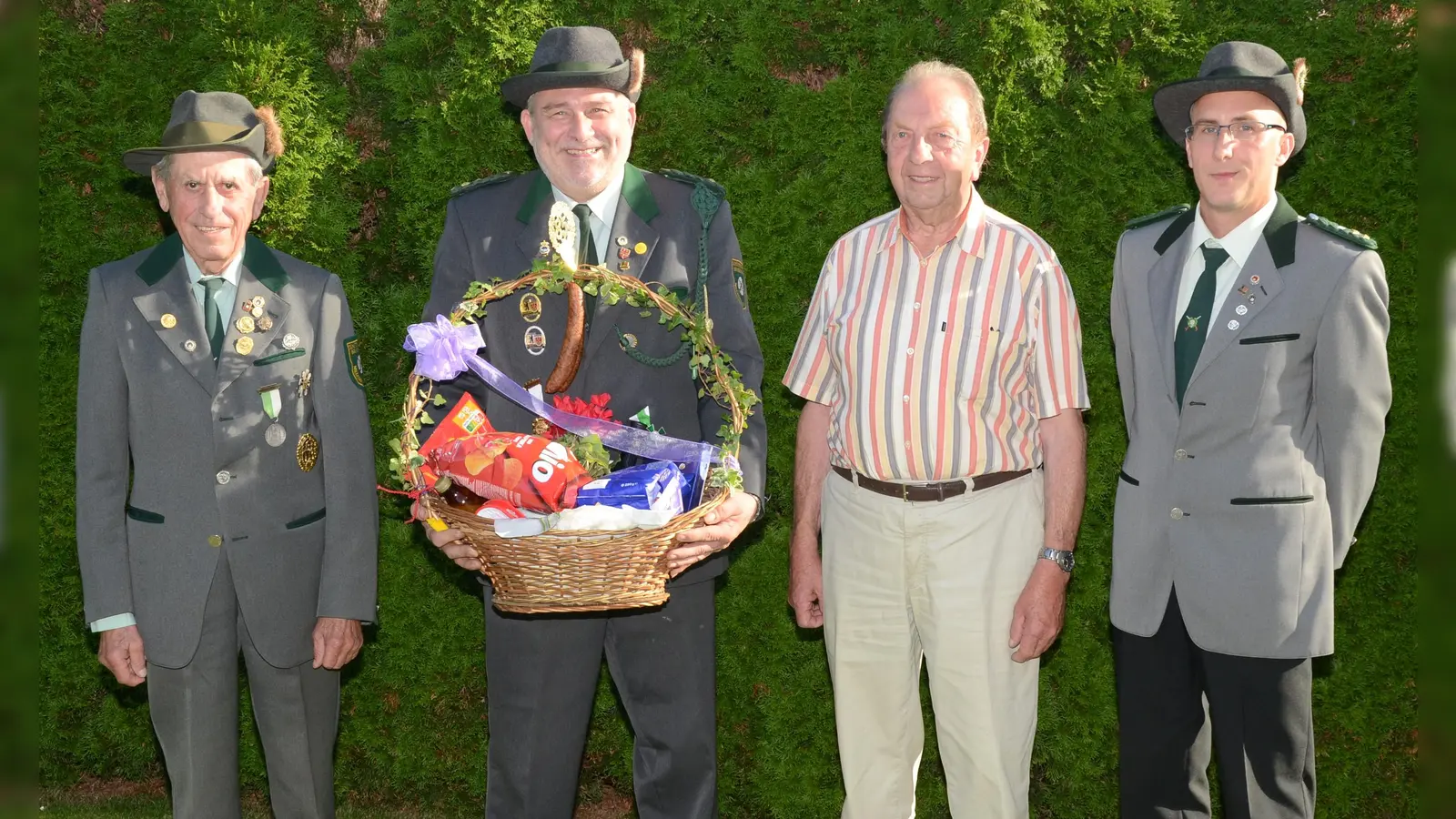 Willi Aures, Schützenmeister Werner Grünthaler und Markus Siegert gratulieren Fritz Haas (Bild: Erwin Kolb)