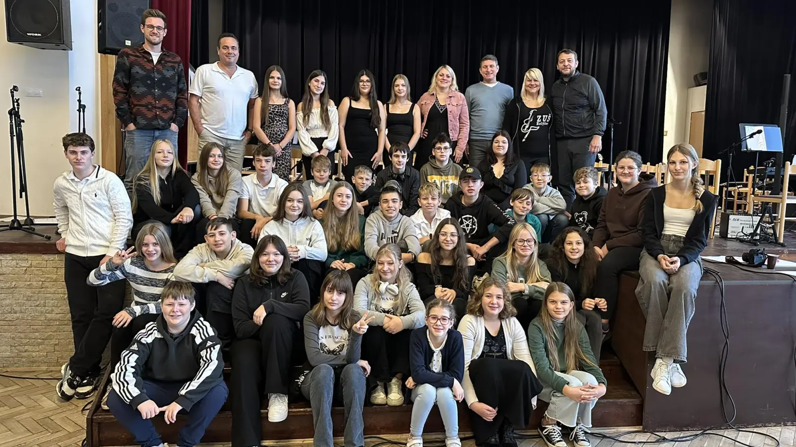 Gruppenfoto der Musiker der Schulen aus Kümmersbruck und Holýšov mit ihren Lehrkräften vor dem Konzert im Kulturhaus  (Bild: Florian Fuchs)