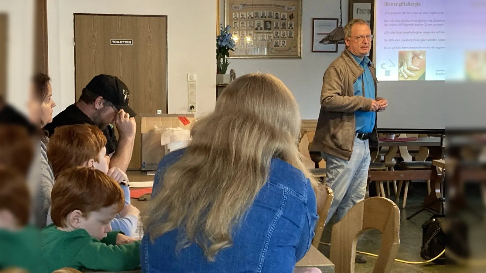 Dr. Dirk Schürfeld beim Vortrag über Insektengiftallergien. (Bild: Elke Schürfeld)