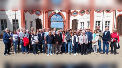 Die VdK-Reisegruppe vor dem Schloss Seehof in Memmelsdorf. (Bild: Gisela Erl)