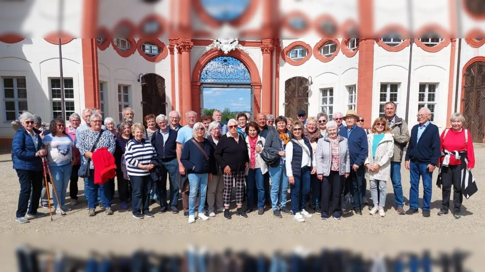 Die VdK-Reisegruppe vor dem Schloss Seehof in Memmelsdorf. (Bild: Gisela Erl)