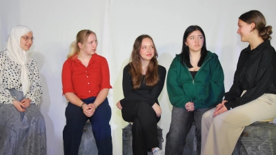 Schülerinnen der 9. Jahrgangsstufe der Amberger Schönwerth-Realschule spielten Theaterszenen über den Berufsalltag von Menschen in sozialen Berufen.<br><br> (Bild: gsp)