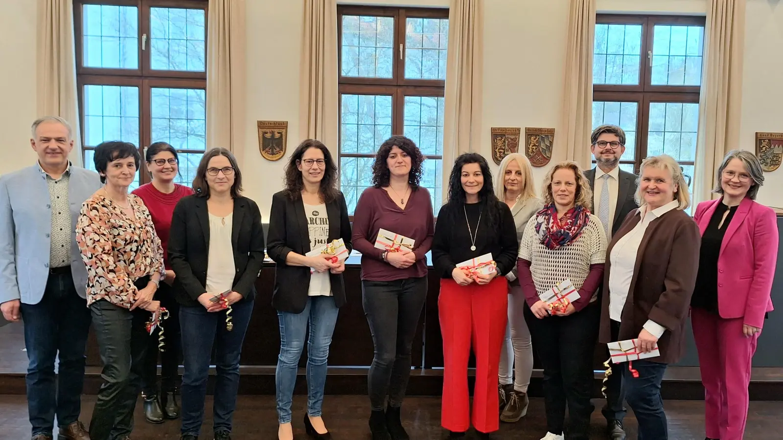 Die Geehrten und Gratulanten: (von links) Landrat Roland Grillmeier, Sieglinde Götz, Inge Dick (Vertrauensfrau für Schwerbehinderte), Margit Dobmeier, Silke Stich, Beate Wettinger, Sabine Haidl,<br>Sabine Graser (Personalratsvorsitzende), Sandra Meier, Schulamtsdirektor Armin Engel, Claudia Melzer und Schulamtsdirektorin Martina Puff.  (Bild: Fabian Polster/Landratsamt Tirschenreuth/exb)