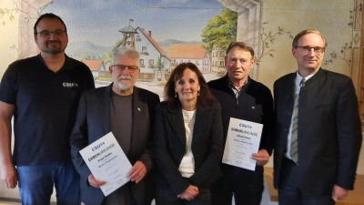 Der CSU-Ortsverband ehrt langjährige Mitglieder. Vorsitzender Wolfgang Lotter (links), 2. Bürgermeisterin Dr. Johanna Mertins (3. von links) und CSU-Kreisvorsitzender MdL Alexander Flierl (rechts) gratulieren Franz Haider (2. von links) und Alfred Armer (2. von rechts).  (Bild: Brigitte Hammer)