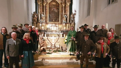 Die Jagdhornbläsern der Jägerkameradschaft Hahnbach gestalten Hubertusmesse und Hubertusfeier musikalisch. (Bild: Christian Geilersdörfer)