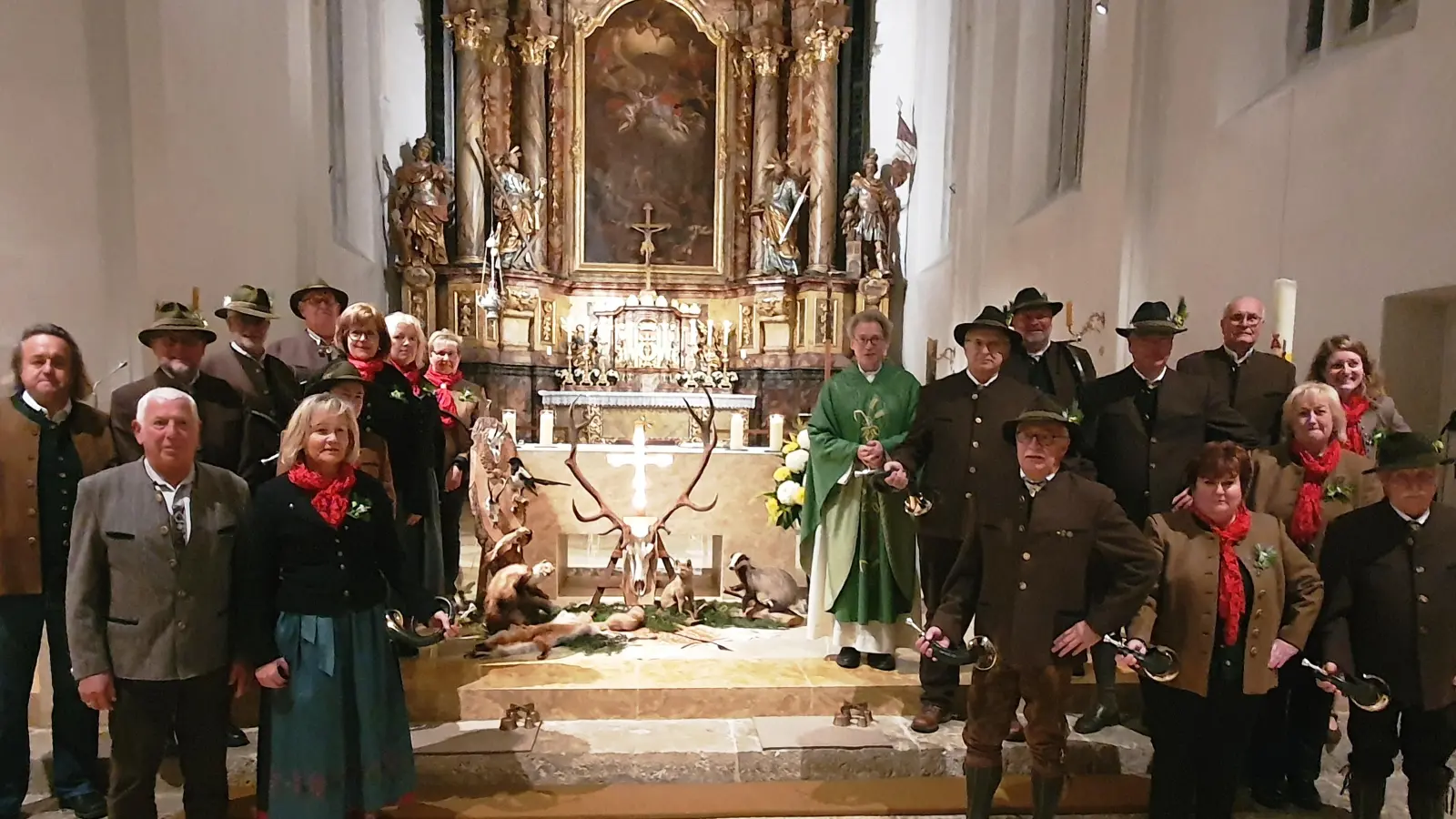 Die Jagdhornbläsern der Jägerkameradschaft Hahnbach gestalten Hubertusmesse und Hubertusfeier musikalisch. (Bild: Christian Geilersdörfer)