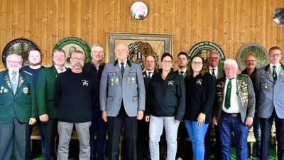 Neuwahlen standen bei der Schützengesellschaft Waldsassen an. Im Bild (von links) Bruno Salomon, Jürgen Hecht, Stefan Zant, Werner Schnabel, Zweiter Bürgermeister Markus Scharnagl, Schützenmeister Alfred Koch, Josef Thoenissen, Bettina Sammet, Erik Dobler, Natalie Ries, Roland Schröpf, Karl Birner, Georg Hoffmann und Christian Koch.  (Bild: Stefanie Dellner/exb)