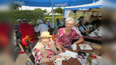 In vollen Zügen genossen die Seniorinnen und Senioren des Caritas-Marienheims ihren Ausflug in die Schrebergartenanlage an der Vils (Bild: Daniela Donhauser)