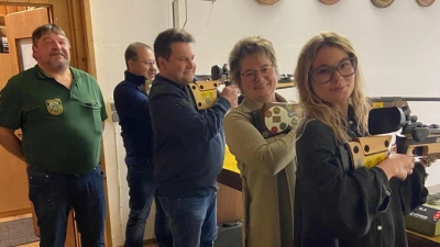 Die Gemeindemeisterschaft der Kreuzbergschützen wurde eröffnet.  (Bild: Johann Mösbauer)