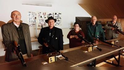 Das 66. Gauschießen eröffneten 3. Bürgermeister Dr. Günter Gilch, Achim Schallmoser, Nicole Schmidt, Manfred Muck und Reinhold Wild (von links).  (Bild: Ludwig Dirscherl)