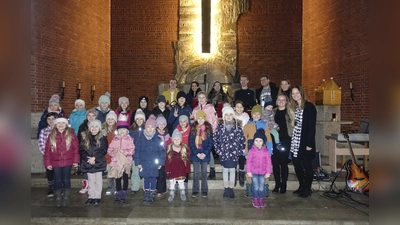 Kleine und große Musiker und Sprecher stimmten die Zuhörer bei der MUT-Benefizveranstaltung in Maria Waldrast auf Weihnachten ein.  (Bild: Kevin Bäumler/exb)