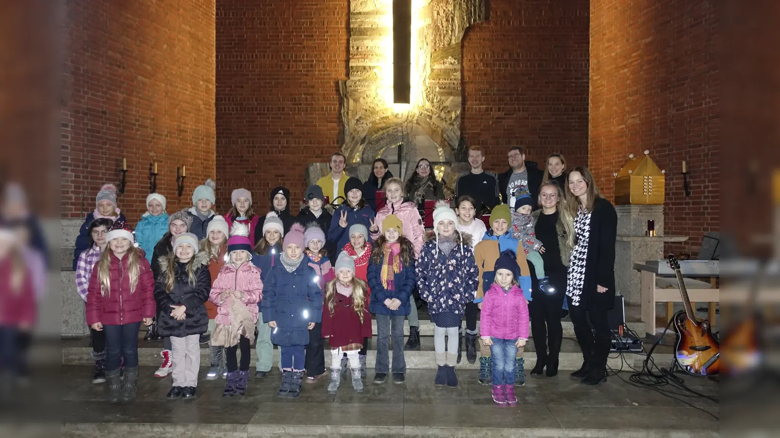 Kleine und große Musiker und Sprecher stimmten die Zuhörer bei der MUT-Benefizveranstaltung in Maria Waldrast auf Weihnachten ein.  (Bild: Kevin Bäumler/exb)