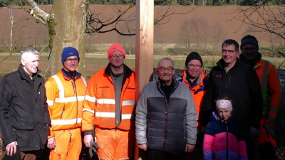 Nach gelungener Installation des neuen Kamplmacherkreuzes stellten sich die Bauhofmitarbeiter und die Verantwortlichen des Gerwig-Kreises zu einem Erinnerungsfoto auf. (von links) Josef Reindl, Benjamin Müller, Günther Robl, Manfred Brunner, Stefan Lochner, Michael Fortelny mit Tochter und Maximilian Friedl. (Bild: Hermann Müller)