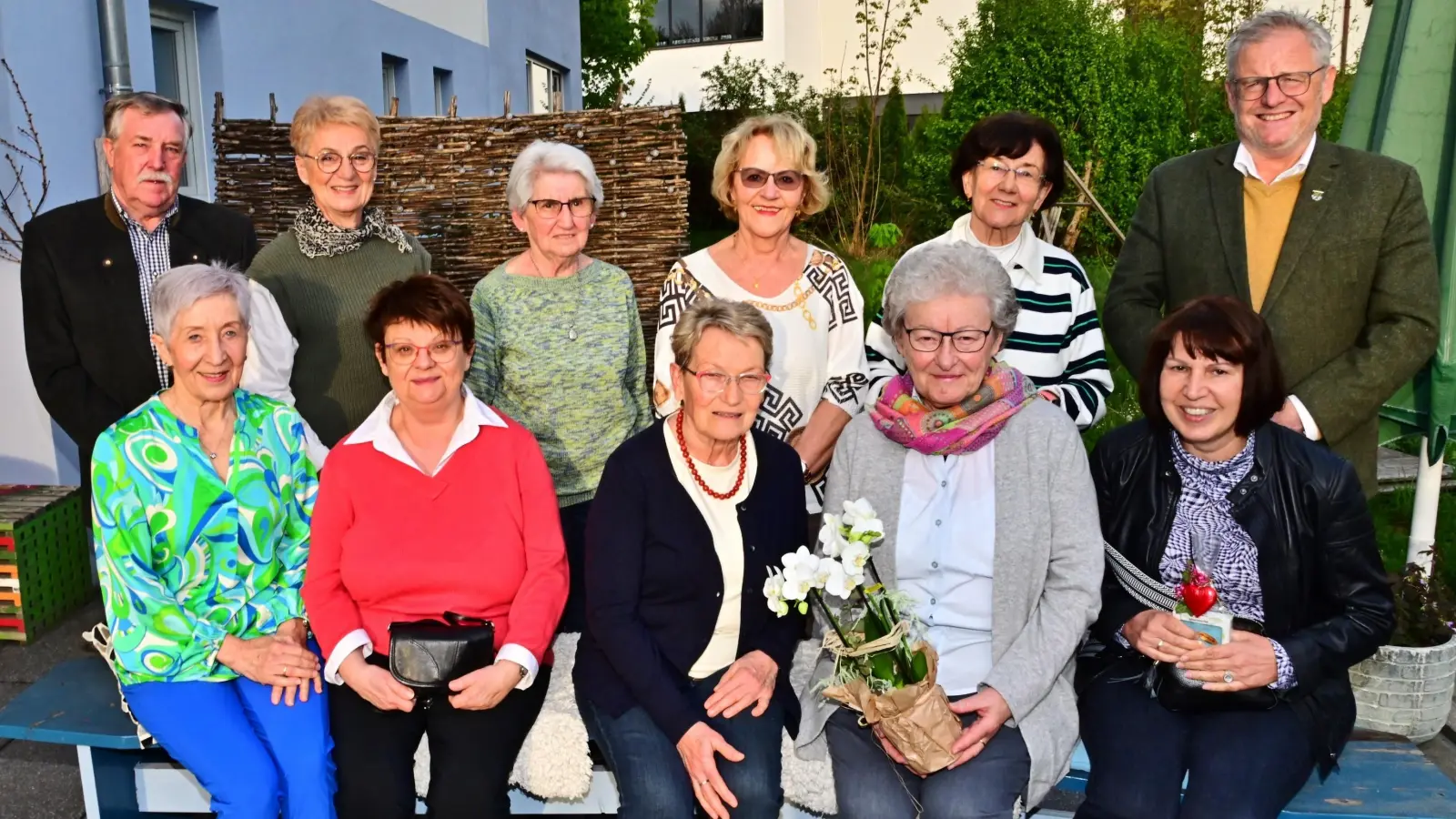 Der Kneippverein Schwandorf e.V. ehrt langjährige Mitglieder: Obere Reihe von links: Franz Pointl, Roswitha Fietz, Elfriede Gruber, Marianne Schleicher, Hildegard Horner und Oberbürgermeister Andreas Feller. Untere Reihe von links: 1. Vorsitzende Theresia Lorenz, Hildegard Pointl, Sieglinde Habinger, Rosalinde Singer und Christa Neuhaus (Bild: Dietmar Zwick)
