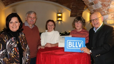 Kreisvorsitzende Maria Karg-Pirzer (links) zeichnete die Vorstandsmitglieder Hans Moser, Christa Schwaiger, Margit Krämer und Rudolf Hirsch (von links) mit der BLLV-Ehrennadel aus. (Bild: Willi Pöllmann)