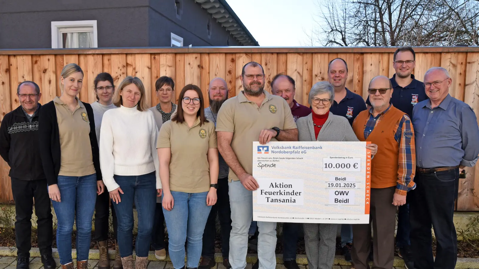 10.000,-- € konnten die Beidler Vereine für die Aktion Feuerkinder Tansania an Frau Dr. Annemarie Schraml übergeben. Das Geld stammt aus dem Erlös der Beidler Dorfweihnacht, aus Spenden von Privatpersonen und Firmen sowie einer Aufstockung durch den Oberpfälzer Waldverein.  (Bild: Rudi Gebert )