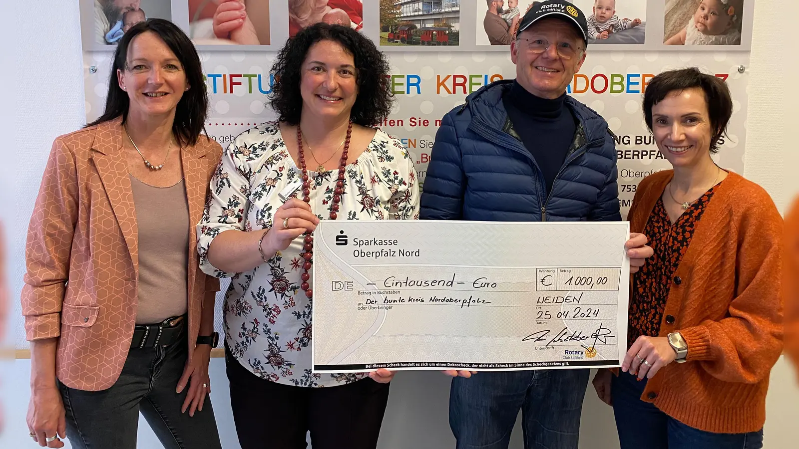 Toni Schatzberger (Zweiter von rechts), Präsident des Rotary Club Stiftland, übergibt eine Spende über 1000 Euro an den Bunten Kreis. Grit Mediger, Marina Luttels und Anja Schricker (von links nach rechts) bedanken sich für die Unterstützung. (Bild: Kliniken Nordoberpfalz, Michael Reindl/exb)