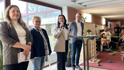 Bei der Begrüßung der Familien (von links): Melanie Thiem, Cornelia Stahl, Maria Üblacker und Franz Stahl. (Bild: Janka Hannemann-Mathes)