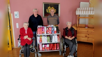 Thekla Braun (von links), Heimleiterin Lydia Brandl, VdK-Vorsitzender Josef Niebler und Angela Stettner bei der Päckchenübergabe. (Bild: bjo)