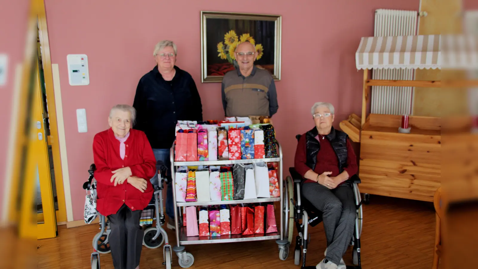 Thekla Braun (von links), Heimleiterin Lydia Brandl, VdK-Vorsitzender Josef Niebler und Angela Stettner bei der Päckchenübergabe. (Bild: bjo)