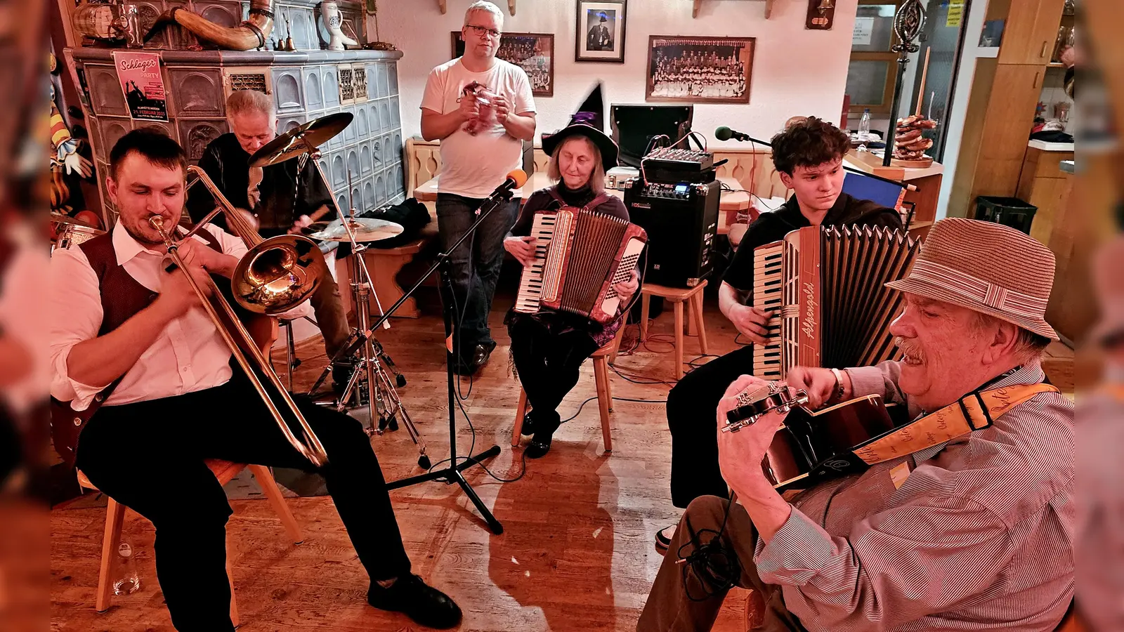 Die Musikanten unterhielten bei den Nordoberpfälzer Freunden am Valentinstag mit viel Musik nicht nur für Verliebte und Verlobte. Von li.: David Sommerer, Rudi Hesl, stehend Moderator Wolfgang Butz, Barbara Reichl, Simon Hefner und Eugen Eberhardt. (Bild: Peter Ertl)