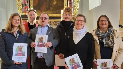 von links: Carolin Schieder, Pfr. Andreas Ruhs, Stefan Meier, Kerstin Geyer-Klinkmann, Veronika Weber und Sabine Pöhnl nach der Verleihung der Urkunden anlässlich ihrer silbernen Konfirmation  (Bild: Annette Punzmann)