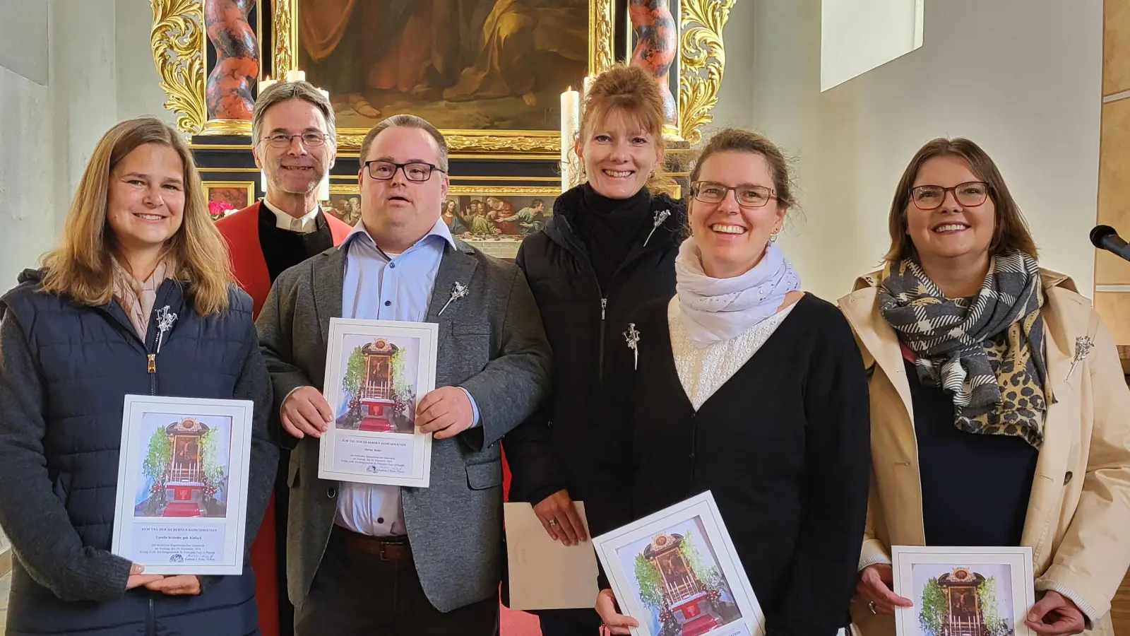 von links: Carolin Schieder, Pfr. Andreas Ruhs, Stefan Meier, Kerstin Geyer-Klinkmann, Veronika Weber und Sabine Pöhnl nach der Verleihung der Urkunden anlässlich ihrer silbernen Konfirmation  (Bild: Annette Punzmann)