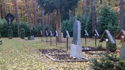 Der Friedhof Langenbruck (erbaut 1932/33) im Südlager Vilseck. Schon in den 1960er-Jahren bewahrte der damalige US-Sergeant Abraham mit viel Eigeninitiative die Gedenkstätte vor dem Verfall.  (Bild: Will Ertl)