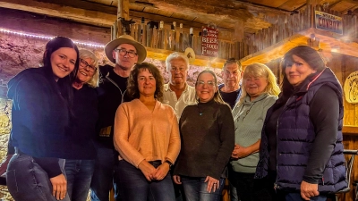 Mitglieder der Vorstandschaft und des Festausschusses trafen sich in Thansüß. Von li. n. re. Sue Ann Uebel, Petronilla Greiner, Reinhard Graf, Carola Wölfl, Eduard Jacob, Janine, Udo Greiner, Angelika Jacob, Heidi Stengel.  (Bild: Sue Ann Uebel )