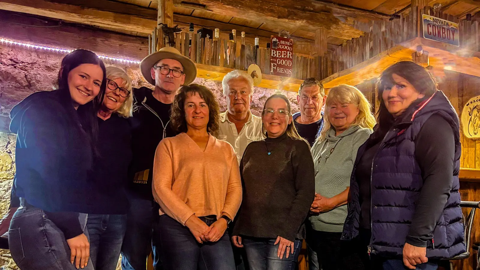 Mitglieder der Vorstandschaft und des Festausschusses trafen sich in Thansüß. Von li. n. re. Sue Ann Uebel, Petronilla Greiner, Reinhard Graf, Carola Wölfl, Eduard Jacob, Janine, Udo Greiner, Angelika Jacob, Heidi Stengel.  (Bild: Sue Ann Uebel )