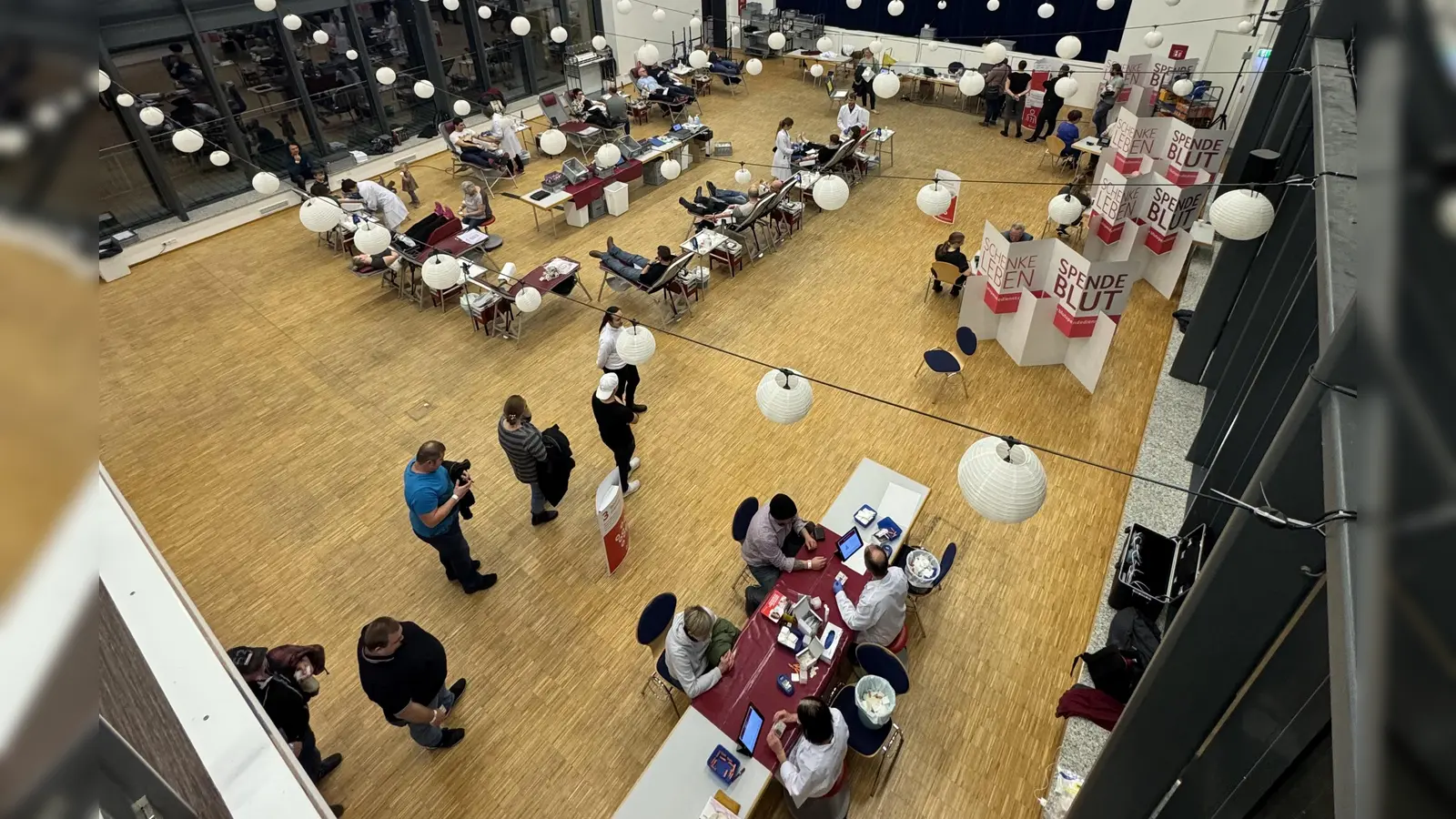 233 Blutspender durchliefen beim ersten Blutspende-Termin des Jahres wieder die Stadthalle Erbendorf. (Bild: Sven Lehner)