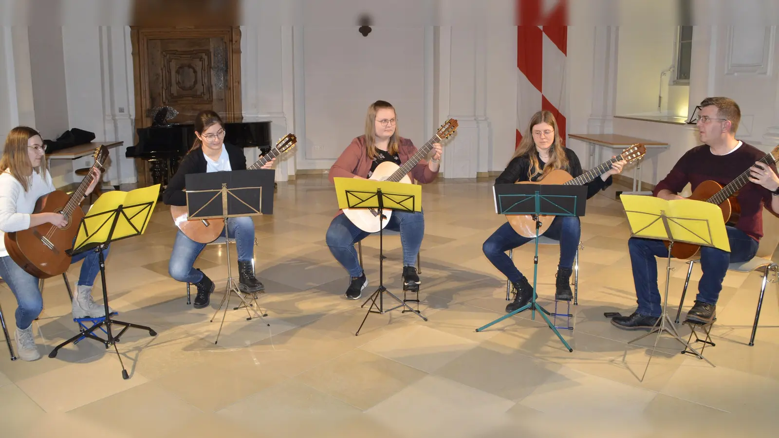 Das Gitarrenensemlbe unter der Leitung von Matthias Rieß. (Bild: Christiane Zeigler)