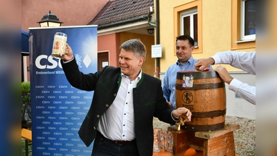 O-zapft ist. Schirmherr Benjamin Zeitler und CSU Ortsvorsitzender Stephan Gollwitzer stachen das Faß Max-Reger Dunkel an.  (Bild: Dagmar Nachtigall)