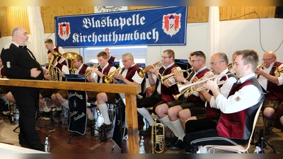 Mit viel Schwung und Temperament feierte die Blaskapelle Kirchenthumbach mit Gastdirigent Franz Tröster (li) im SC-Sportheim das 35-jährige Gründungsjubiläum.  (Bild: Robert Dotzauer)