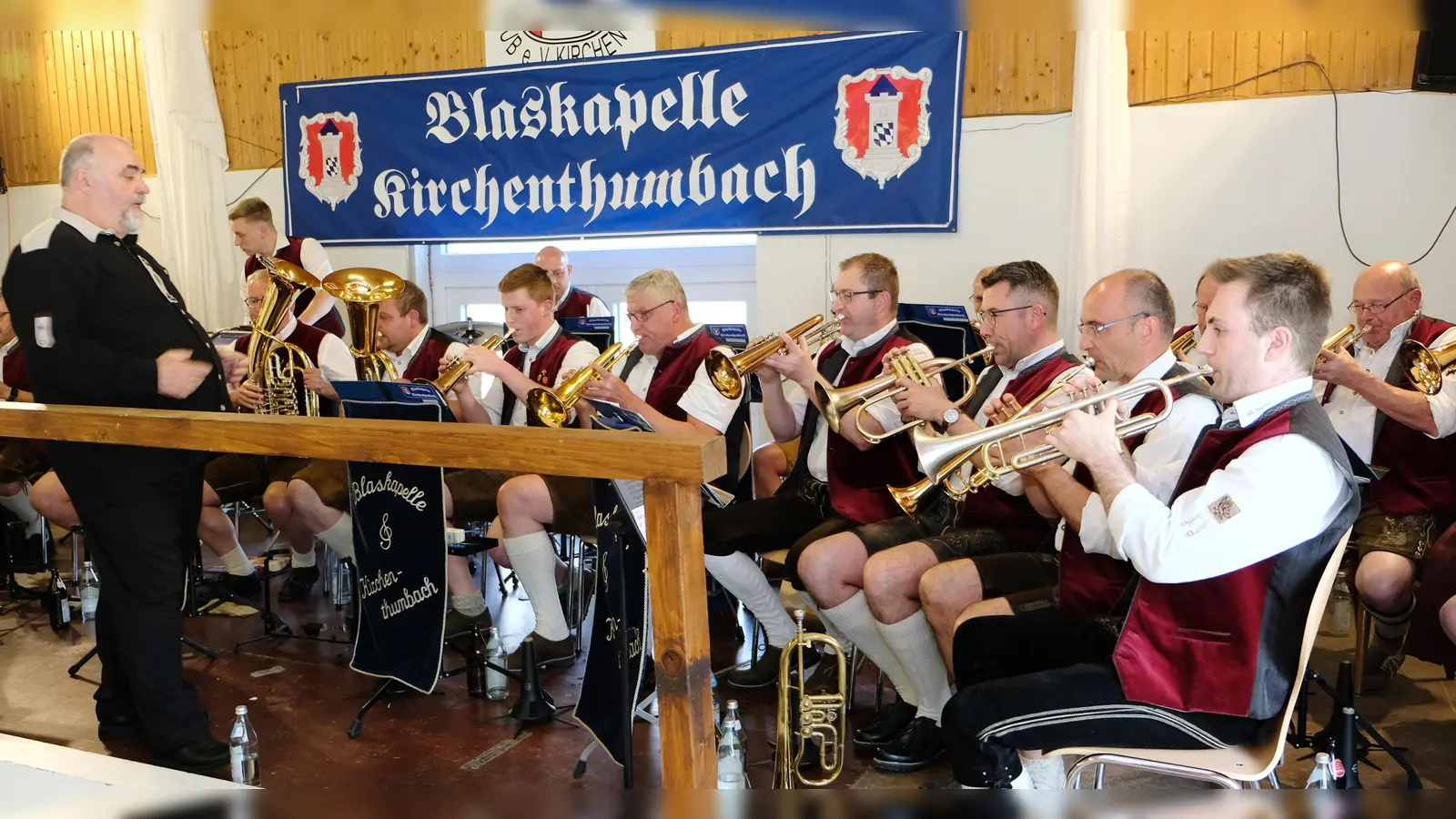 Mit viel Schwung und Temperament feierte die Blaskapelle Kirchenthumbach mit Gastdirigent Franz Tröster (li) im SC-Sportheim das 35-jährige Gründungsjubiläum.  (Bild: Robert Dotzauer)