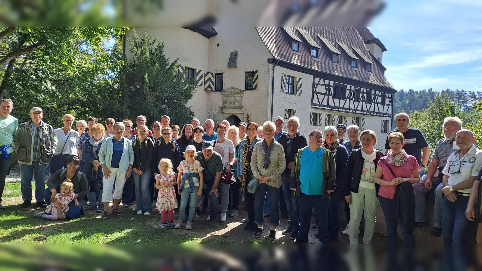 Die Reisegruppe des FC-Bayern-Fanclubs vor der Burg Rabenstein  (Bild: Siegfried Bock: Siegfried Bock)