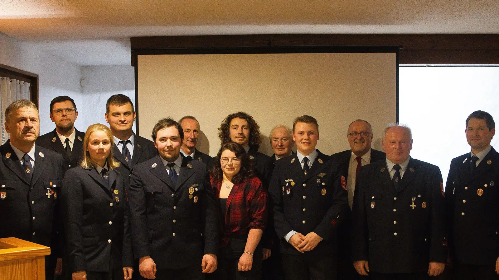 Die Feuerwehr Ammerthal ehrt langjährige Mitglieder (von links): Klaus Simon, Kreisbrandmeister Thorsten Jobst, Magdalena Simon, Felix Ehbauer, Martin Weiß, Herbert Lehmeier, Julia Weiß, Axel Feldmeier, Vorsitzender Moritz Koberstein, Alois Englhard, Bürgermeister Anton Peter, Günter Koller und Kommandant Florian Baumer. (Bild: M. Feldmeier/exb)