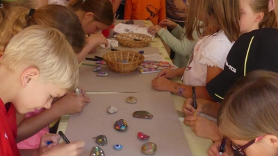 Beim Malnachmittag „Kunst auf Stein“ ließen die Kinder ihren künstlerischen Ideen freien Lauf.  (Bild: rn)