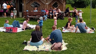 Picknick in Rosenbühl am Spielplatz (Bild: Monika Mittereder)