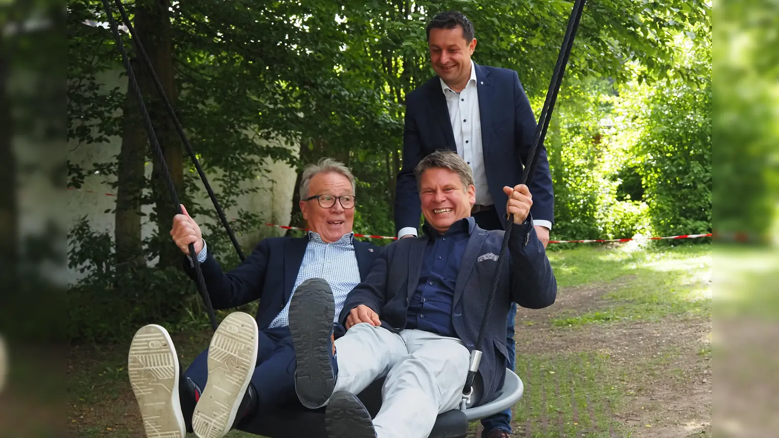 Bürgermeister Wildenauer und Stadtrat Zeitler testen die neue Schaukel (Bild: Peter Steigner)