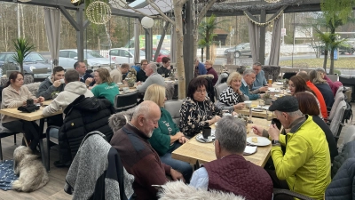 Gute Laune und angeregte Gespräche waren beim gemeinsamen Kaffeetrinken nach der Winterwanderung angesagt. (Bild: Beate Heinrich )