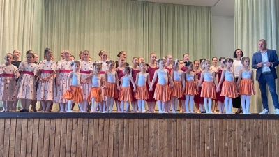 Die Gruppe der Ballettschülerinnen unter der Leitung von Sylvia Brauneis. (Bild: Kreismusikschule/exb)